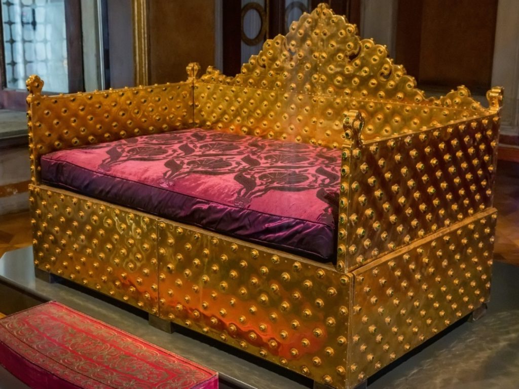 The solid gold Festival Throne (Bayram Tahtı) used by the Ottoman Sultans during accession and holiday ceremonies, a stunning symbol of imperial power from the Topkapi Palace Treasury.